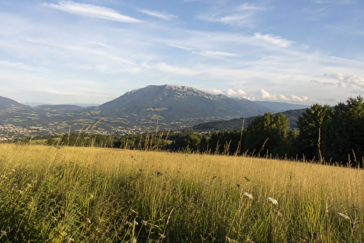 Deux bols tibétains posés sur un zafu, outils de relaxation en sophrologie.